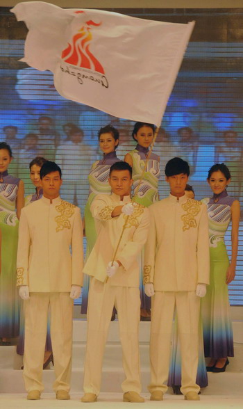 Models present the staff uniforms for the 2010 Asian Games in Guangzhou, South China&apos;s Guangdong province, on Sunday Nov 7, 2010. [Xinhua]