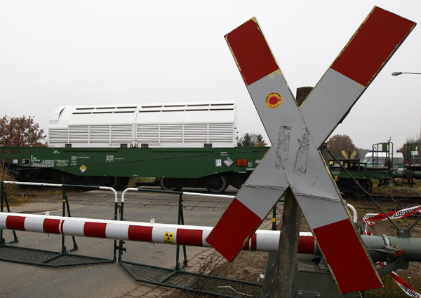 A Castor nuclear waste container passes a railway crossing at Dannenberg Nov 8, 2010. [China Daily/Agencies]