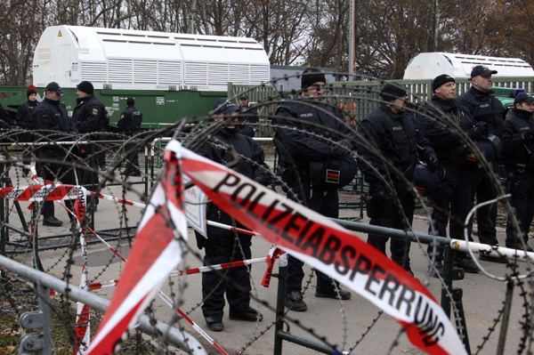 German riot police stand guard as Castor nuclear waste containers arrive by train at the embarking station at Dannenberg Nov 8, 2010. [China Daily/Agencies]