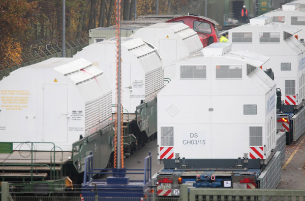 Castor nuclear waste containers (L) arrive at the embarking station in Dannenberg Nov 8, 2010.[China Daily/Agencies]