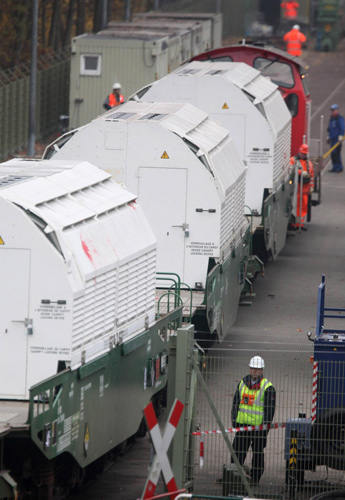 Castor nuclear waste containers arrive at the embarking station in Dannenberg Nov 8, 2010. [China Daily/Agencies] 