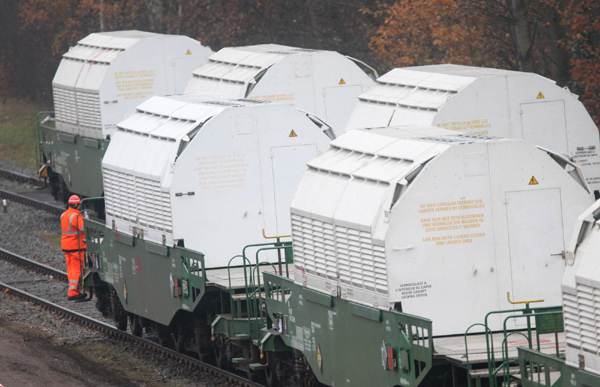 Castor nuclear waste containers arrive at the embarking station in Dannenberg November 8, 2010. [China Daily/Agencies]