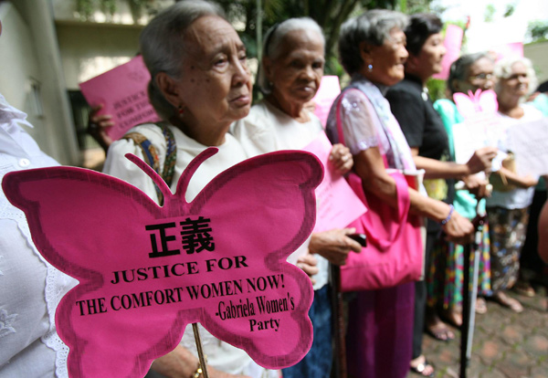 Former &apos;comfort women&apos; stage a protest in Quezon City, north of Manila, Philippines, Nov 8, 2010. [Xinhua]