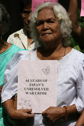 A former &apos;comfort woman&apos; stages a protest in Quezon City, north of Manila, Philippines, Nov 8, 2010. [Xinhua]