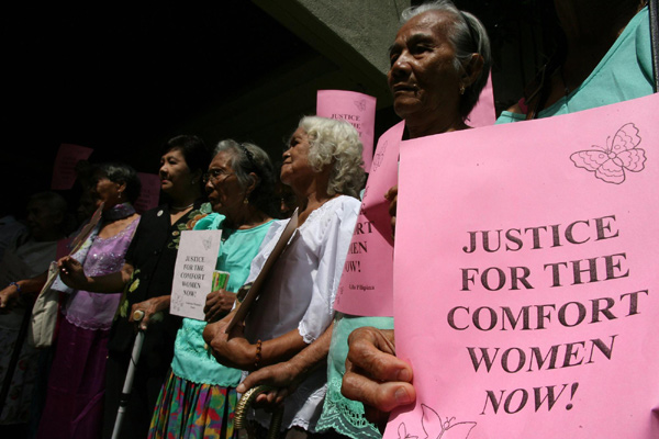 Former &apos;comfort women&apos; stage a protest in Quezon City, north of Manila, Philippines, Nov 8, 2010. [Xinhua]