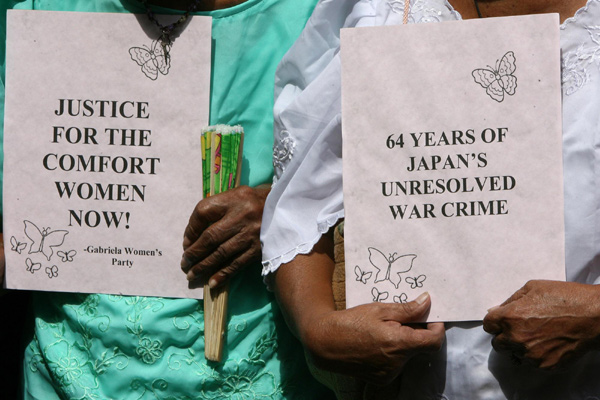 Former &apos;comfort women&apos; stage a protest in Quezon City, north of Manila, Philippines, Nov 8, 2010. [Xinhua]