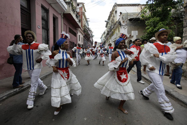 Dancers dressed in the colors of the Cuban flag perform during an AIDS awareness event in Havana on November 7, 2010. [China Daily/Agencies]