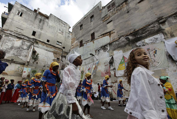 Children prepare to perform an Afro-Cuban dance during an AIDS awareness event in Havana on November 7, 2010.[China Daily/Agencies]