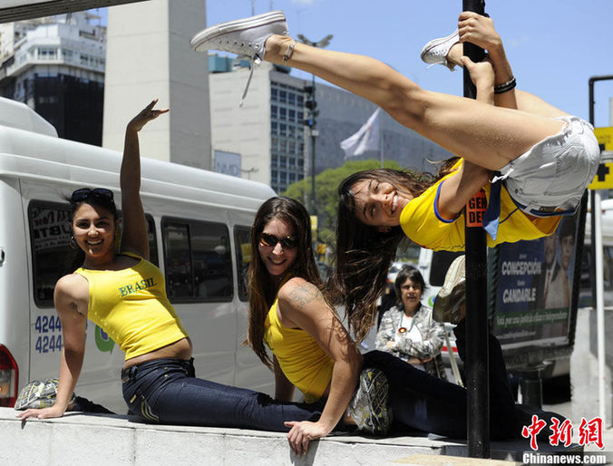 A dancer performs in the street on Friday Nov.5, 2010 while promoting the &apos;Miss Pole Dance Sudamerica 2010&apos; competition in Buenos Aires, Argentina. [Chinanews.com] 