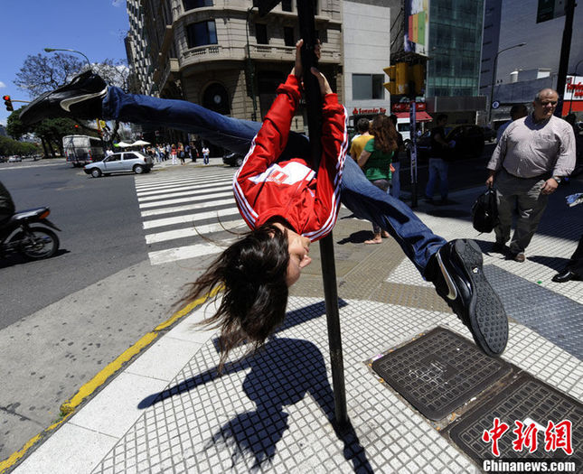 A dancer performs in the street on Friday Nov.5, 2010 while promoting the &apos;Miss Pole Dance Sudamerica 2010&apos; competition in Buenos Aires, Argentina. [Chinanews.com] 