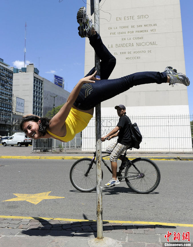 A dancer performs in the street on Friday Nov.5, 2010 while promoting the &apos;Miss Pole Dance Sudamerica 2010&apos; competition in Buenos Aires, Argentina. [Chinanews.com] 