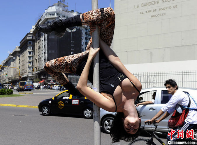 A dancer performs in the street on Friday Nov.5, 2010 while promoting the &apos;Miss Pole Dance Sudamerica 2010&apos; competition in Buenos Aires, Argentina. [Chinanews.com] 