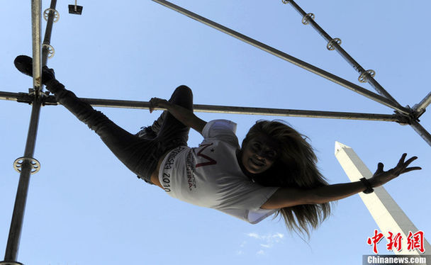 A dancer performs in the street on Friday Nov.5, 2010 while promoting the &apos;Miss Pole Dance Sudamerica 2010&apos; competition in Buenos Aires, Argentina. [Chinanews.com] 