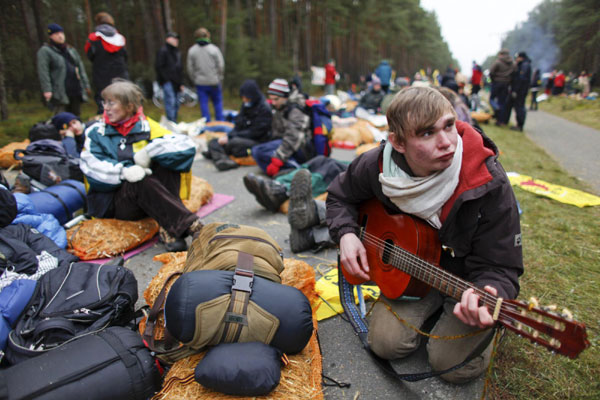 A protester plays guitar as anti-nuclear protesters block the main road to Germany&apos;s interim nuclear waste storage facility in the northern German village of Gorleben, Nov 8, 2010. 