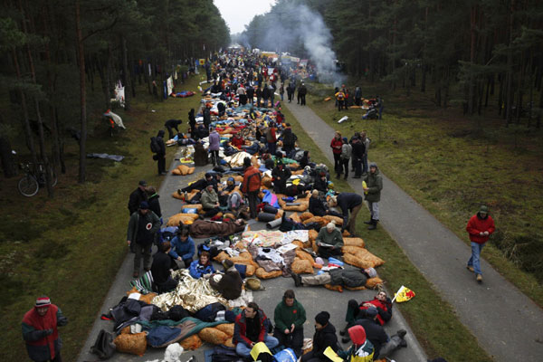 Anti-nuclear protesters block the main road to Germany&apos;s interim nuclear waste storage facility in the northern German village of Gorleben, Nov 8, 2010. [China Daily/Agencies]