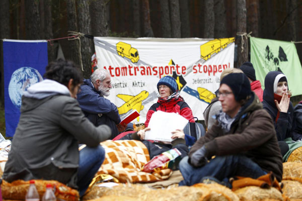 Anti-nuclear protesters block the main road to Germany&apos;s interim nuclear waste storage facility in the northern German village of Gorleben, Nov 8, 2010. [China Daily/Agencies]