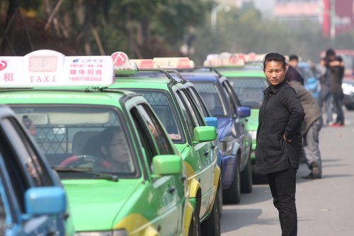 Drivers wait to get taxi refueled near a gas station in Nanchang, Jiangxi province, Nov 5, 2010. [CFP]