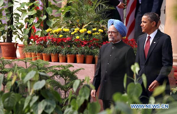 Visiting U.S. President Barack Obama (R) and Indian Prime Minister Manmohan Singh head to a joint news conference at Hyderabad House in New Delhi, India, Nov. 8, 2010. Obama is on a three-day visit to India. [Partha Sarkar/Xinhua]