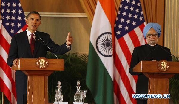 Visiting U.S. President Barack Obama (L) attends a joint press conference with Indian Prime Minister Manmohan Singh at Hyderabad House in New Delhi, India, Nov. 8, 2010. [Partha Sarkar/Xinhua]