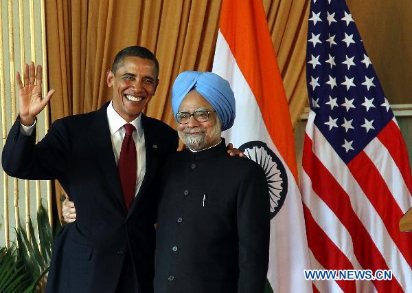 U.S. President Barack Obama (L) and Indian Prime Minister Manmohan Singh pose for photo after a press conference at Hyderabad House in New Delhi, India, Nov. 8, 2010. [Partha Sarkar/Xinhua]