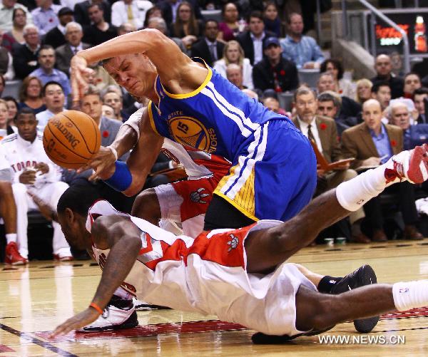 Andris Biedrins (above) of Golden State Warriors competes during the NBA games against Toronto Raptors at Air Canada Centre in Toronto, Canada, Nov. 9, 2010. Golden State Warriors won 109-102. (Xinhua/Zou Zheng)