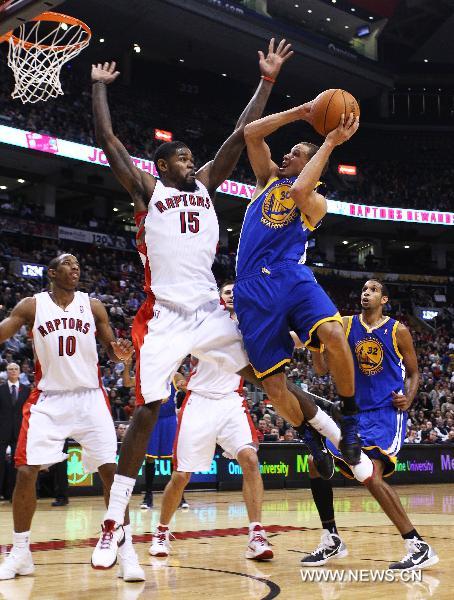 Stephen Curry (R front) of Golden State Warriors goes to the basket during the NBA games against Toronto Raptors at Air Canada Centre in Toronto, Canada, Nov. 9, 2010. Golden State Warriors won 109-102. (Xinhua/Zou Zheng)