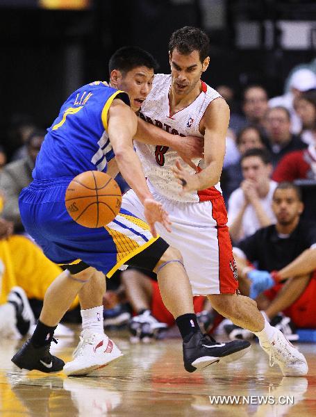 Jeremy Lin (L) of Golden State Warrior vies with Jose Calderon (R) of Toronto Raptors during the NBA games at Air Canada Centre in Toronto, Canada, Nov. 9, 2010. Golden State Warriors won 109-102. (Xinhua/Zou Zheng)