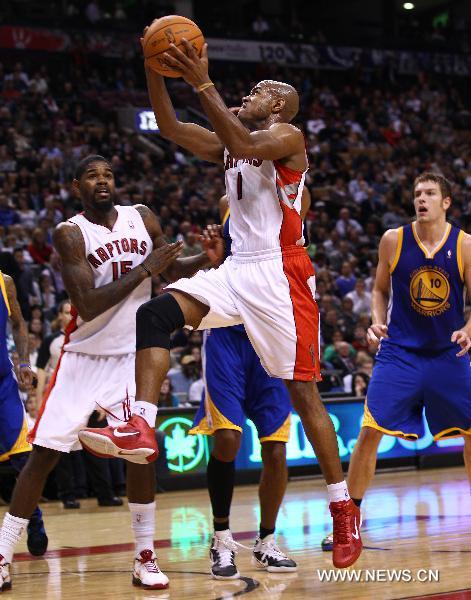 Jarrett Jack (front) of Toronto Raptors goes to the basket during the NBA games against Golden State Warrior at Air Canada Centre in Toronto, Canada, Nov. 9, 2010. Golden State Warriors won 109-102. (Xinhua/Zou Zheng)