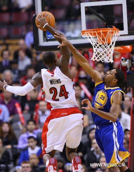 Rodney Carney (R) of Golden State Warriors tries to block Sonny Weems of Toronto Raptors during the NBA games at Air Canada Centre in Toronto, Canada, Nov. 9, 2010. Golden State Warriors won 109-102. (Xinhua/Zou Zheng)