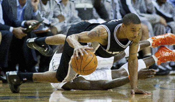 San Antonio Spurs point guard George Hill (front) works to hold onto the ball against Charlotte Bobcats small forward Gerald Wallace during an NBA basketball game in Charlotte, North Carolina November 8, 2010. (Xinhua/Reuters Photo)