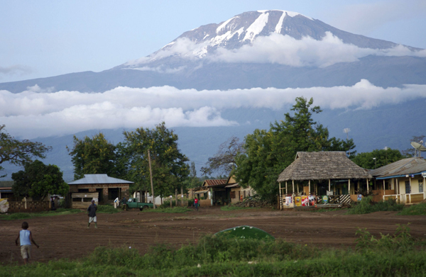 Houses are seen at the foot of Mount Kilimanjaro in Tanzania's Hie district December 10, 2009. [Xinhua/Reuters File Photo]