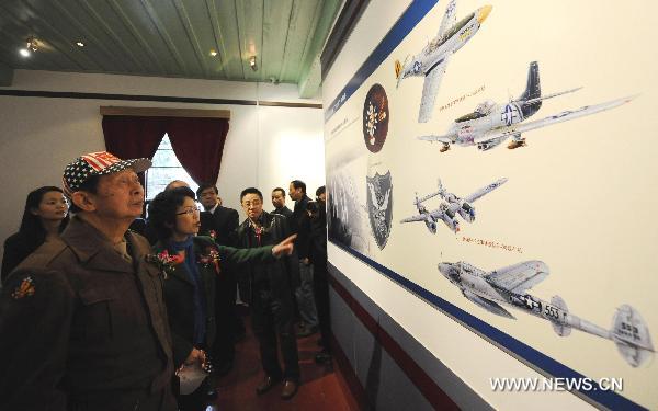 James Bok Wong (Front), a Chinese American veteran of the Flying Tigers, visits the exhibition of Flying Tigers relics in Kunming, capital of southwest China&apos;s Yunnan Province, Nov. 9, 2010. [Xinhua]
