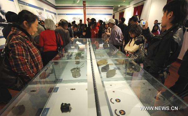 People visit the exhibition of Flying Tigers relics in Kunming, capital of southwest China&apos;s Yunnan Province, Nov. 9, 2010. [Xinhua] 