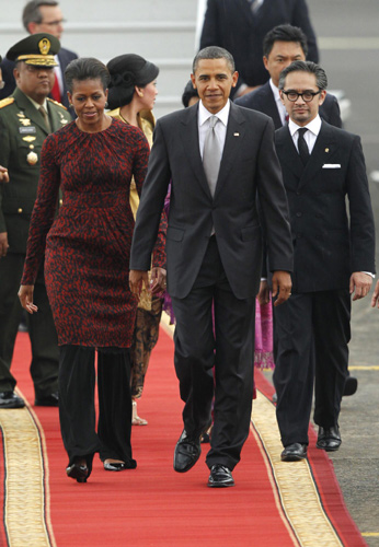 US President Barack Obama (C) and first lady Michelle Obama are accompanied by Indonesia&apos;s Foreign Minister Marty Natalegawa (R) after the Obamas&apos; arrival at Halim Perdanakusuma airport in Jakarta Nov 9, 2010. [China Daily/Agencies]