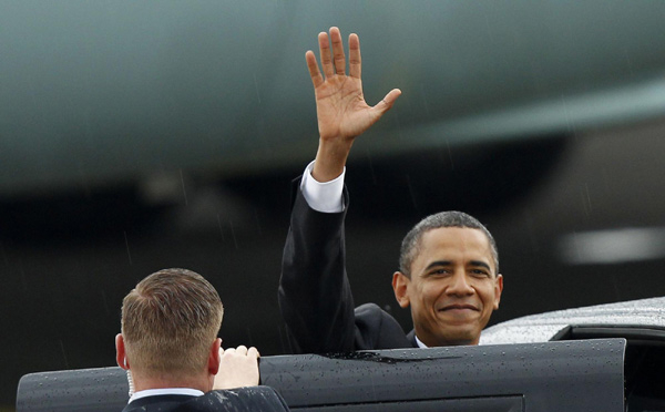 US President Barack Obama waves after arriving at Halim Perdanakusuma airport in Jakarta November 9, 2010. [China Daily/Agencies]