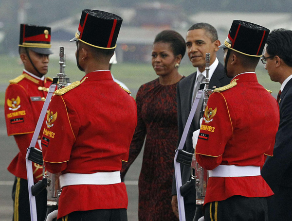 US President Barack Obama waves after arriving at Halim Perdanakusuma airport in Jakarta November 9, 2010. [China Daily/Agencies]