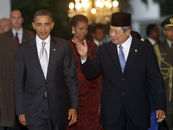 US President Barack Obama (L) walks with his Indonesian counterpart Susilo Bambang Yudhoyono prior to their meeting at Merdeka Palace in Jakarta Nov 9, 2010. [China Daily/Agencies]