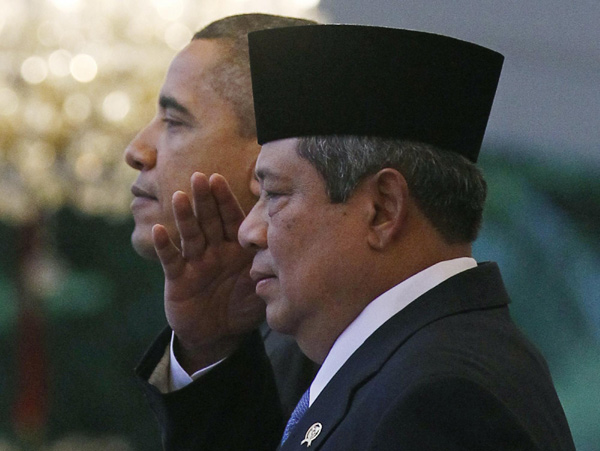 US President Barack Obama and Indonesian President Susilo Bambang Yudhoyono take part in an arrival ceremony at State Palace Complex-Istana Merdeka in Jakarta, Nov 9, 2010. [Photo/Agencies]