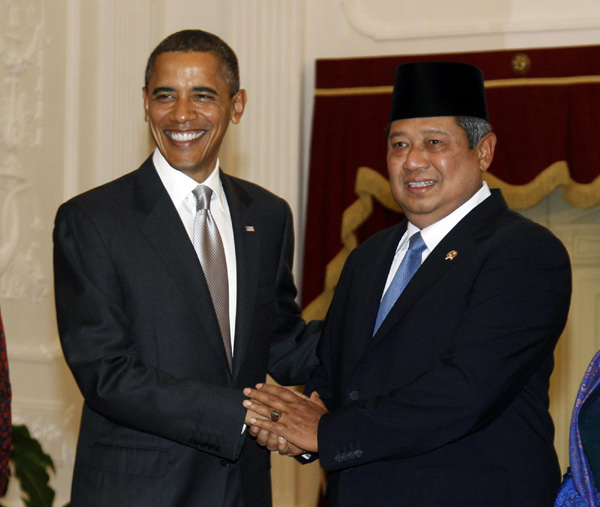 US President Barack Obama shakes hands with Indonesia&apos;s President Susilo Bambang Yudhoyono at Istana Merdeka in Jakarta Nov 9, 2010. [China Daily/Agencies]