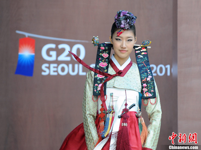 Models rehearse a fashion show of &apos;hanbok,&apos; traditional Korean costume, that will be held for the G-20 first ladies, at Changdeok Palace in Seoul on Nov. 9. The fashion show, to be hosted by South Korean first lady Kim Yoon-ok, is one of the events that will mark the G-20 Seoul Summit set for Nov. 11-12. [Chinanews.com]