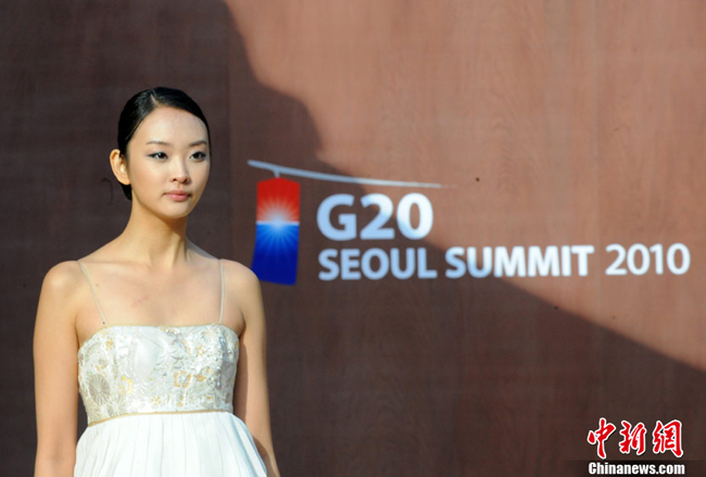 Models rehearse a fashion show of &apos;hanbok,&apos; traditional Korean costume, that will be held for the G-20 first ladies, at Changdeok Palace in Seoul on Nov. 9. The fashion show, to be hosted by South Korean first lady Kim Yoon-ok, is one of the events that will mark the G-20 Seoul Summit set for Nov. 11-12. [Chinanews.com]