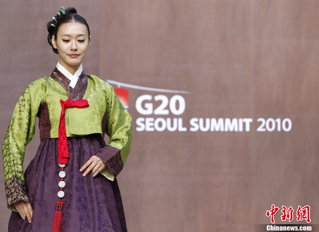 Models rehearse a fashion show of &apos;hanbok,&apos; traditional Korean costume, that will be held for the G-20 first ladies, at Changdeok Palace in Seoul on Nov. 9. The fashion show, to be hosted by South Korean first lady Kim Yoon-ok, is one of the events that will mark the G-20 Seoul Summit set for Nov. 11-12. [Chinanews.com]