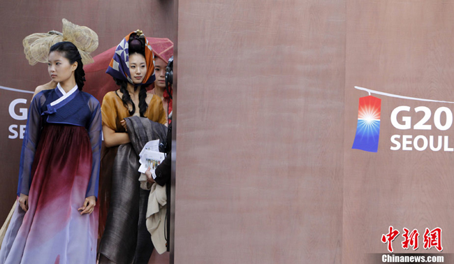 Models rehearse a fashion show of &apos;hanbok,&apos; traditional Korean costume, that will be held for the G-20 first ladies, at Changdeok Palace in Seoul on Nov. 9. The fashion show, to be hosted by South Korean first lady Kim Yoon-ok, is one of the events that will mark the G-20 Seoul Summit set for Nov. 11-12. [Chinanews.com]