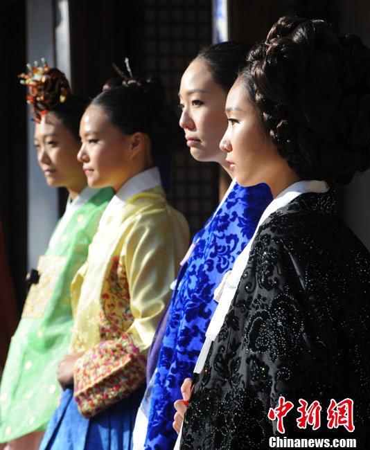 Models rehearse a fashion show of &apos;hanbok,&apos; traditional Korean costume, that will be held for the G-20 first ladies, at Changdeok Palace in Seoul on Nov. 9. The fashion show, to be hosted by South Korean first lady Kim Yoon-ok, is one of the events that will mark the G-20 Seoul Summit set for Nov. 11-12. [Chinanews.com]