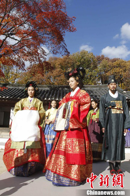 Models rehearse a fashion show of &apos;hanbok,&apos; traditional Korean costume, that will be held for the G-20 first ladies, at Changdeok Palace in Seoul on Nov. 9. The fashion show, to be hosted by South Korean first lady Kim Yoon-ok, is one of the events that will mark the G-20 Seoul Summit set for Nov. 11-12. [Chinanews.com]