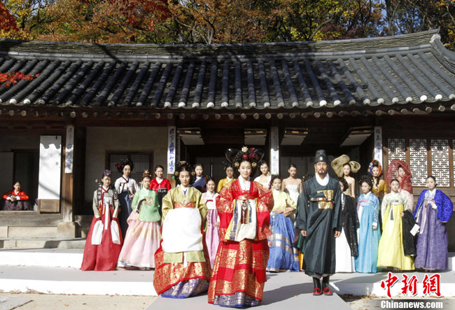 Models rehearse a fashion show of &apos;hanbok,&apos; traditional Korean costume, that will be held for the G-20 first ladies, at Changdeok Palace in Seoul on Nov. 9. The fashion show, to be hosted by South Korean first lady Kim Yoon-ok, is one of the events that will mark the G-20 Seoul Summit set for Nov. 11-12. [Chinanews.com]