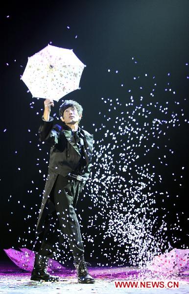 A Chinese magician performs during the Hangzhou International Magic Convention in Hangzhou, capital of east China&apos;s Zhejiang Province, Nov. 9, 2010. More than 100 magicians from 19 countries and regions attended the 7-day-long magic convention, which kicked off Tuesday. [Xinhua]