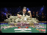 Jonathan Duhamel poses for photos after winning the World Series of Poker, Monday, Nov. 8, 2010 in Las Vegas. [Chinanews.com]