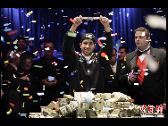 Jonathan Duhamel celebrates winning the World Series of Poker, Monday, Nov. 8, 2010 in Las Vegas. [Chinanews.com]