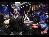 Jonathan Duhamel celebrates winning the World Series of Poker, Monday, Nov. 8, 2010 in Las Vegas. [Chinanews.com]